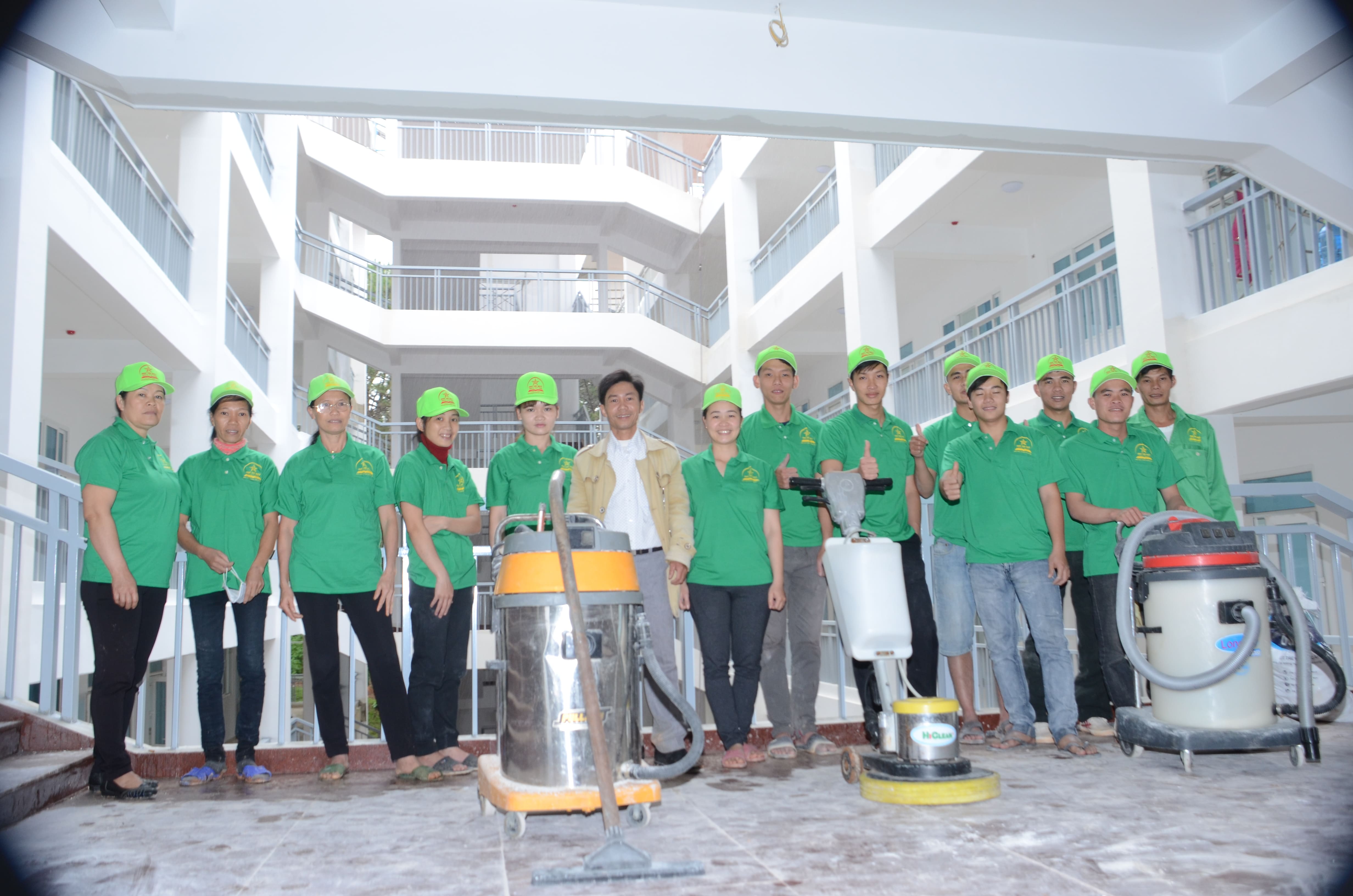 Đội vệ sinh công nghiệp công ty Đức Trí Việt Đà Lạt